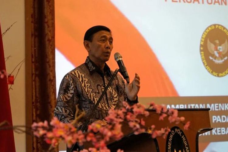 Menteri Koordinator bidang Politik, Hukum dan Keamanan Wiranto saat berbicara dalam forum diskusi kebangsaan yang diselenggarakan oleh Paguyuban Sosial Marga Tionghoa Indonesia (PSMTI) di Plaza Sinarmas, Jakarta Pusat, Kamis (26/1/2017). 