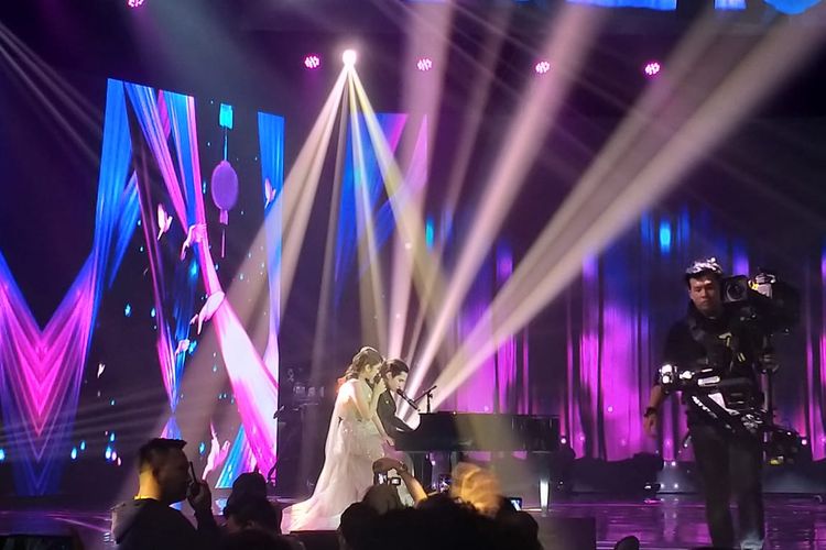 Musisi Dul Jaelani dan Tiara Anugrah berduet di Konser Kemenangan Indonesian Idol X, Studio RCTI+, Kebon Jeruk, Jakarta Barat, Senin (9/3/2020).