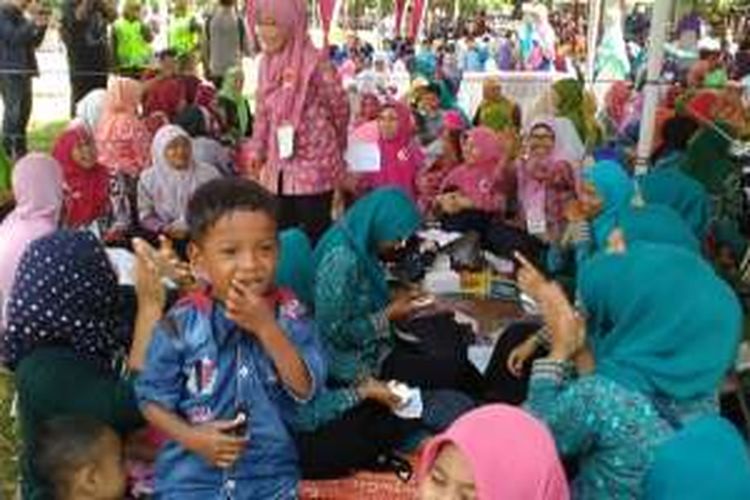 Suasana pemecahan rekor MURI mendongeng berbusana batik terbanyak hingga 2.119 guru PAUD hingga SMA di Lapangan Mataram, Kota Pekalongan, Jawa Tengah.