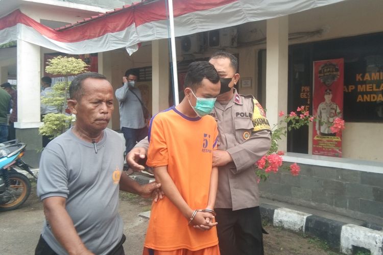 AH (20) pelaku penganiayaan perempuan dalam kosan saat pers di Mapolsek Karawang Kota,Senin (22/8/2022).