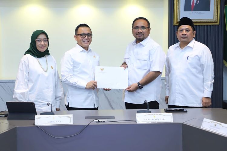 Menteri Pendayagunaan Aparatur Negara dan Reformasi Birokrasi (Menpan-RB) Abdullah Azwar Anas menyerahkan izin formasi ASN Kementerian Agama (Kemenag) kepada Menag Yaqut Cholil Qoumas, di Jakarta, Senin (1/4/2024).
