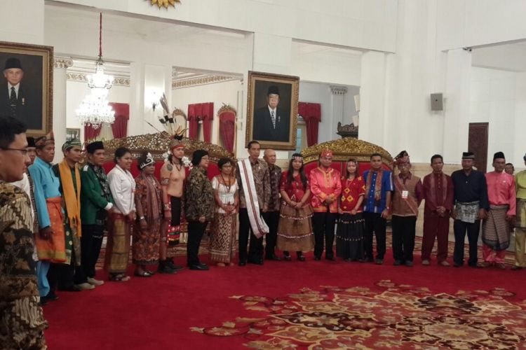Presiden Joko Widodo bertemu dengan Aliansi Masyarakat Adat Nusantara (AMAN) di Istana Negara, Jakarta, Rabu (22/3/2017).