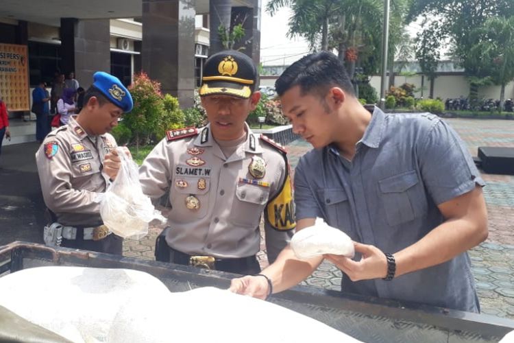 Polisi mengamankan sejumlah barang bukti pembuatan bumbu seblak kemasan yang diduga kuat dibuat dari bahan kedaluarsa, Jumat (30/11/2018).

