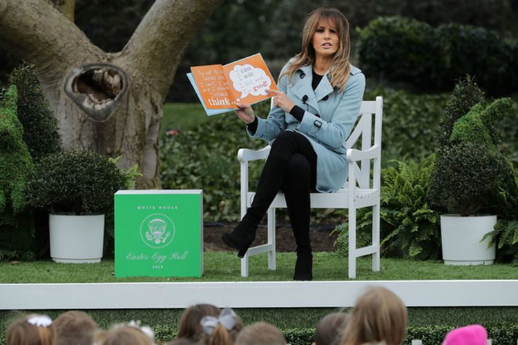 Melania Trump membacakan buku cerita untuk anak-anak yang hadir di acara White House Easter Egg Roll.

