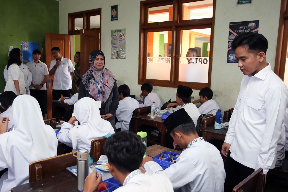 Wakil Presiden Gibran Rakabuming Raka (kanan) meninjau  pelaksanaan makan bergizi gratis (MBG) di SMP Ki Hajar Dewantoro, Tangerang, Banten, Jumat (24/1/2025). Wapres juga membagikan alat tulis dan susu kepada ratusan pelajar. ANTARA FOTO/Muhammad Iqbal/nym.