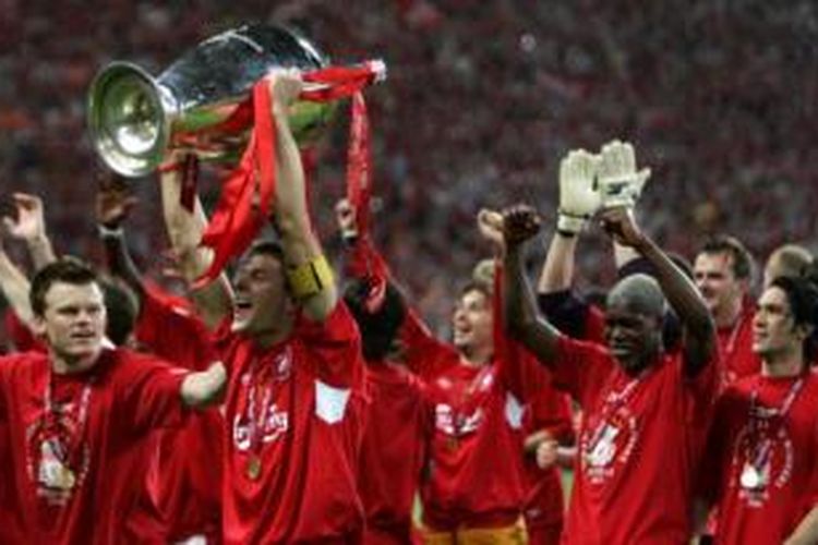 Steven Gerrard mengangkat trofi Liga Champions yang diraihnya bersama Liverpool pada musim 2004-2005.