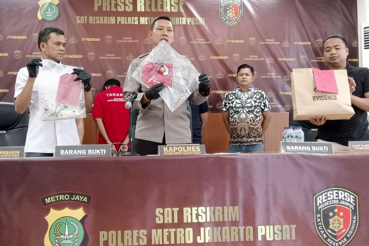 Kapolres Metro Jakarta Pusat Kombespol Komarudin menjelaskan motif penusukan di Pasar Tasik, Cideng, Gambir, Jakarta Pusat, pada Jumat (17/3/2023).