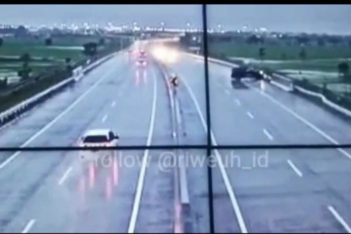 Tangkapan layar memperlihatkan video kecelakaan SUV Fortuner di Tol Ngawi Kertosono, Rabu (26/12/2018)