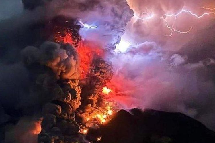 Erupsi yang disertai kilatan petir vulkanik terjadi di Gunung Ruang