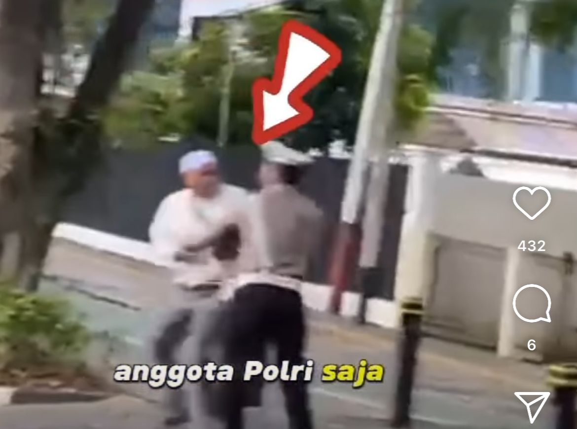 Viral, Video Seorang Pria Pukuli Polisi di Pinggir Jalan Pontianak