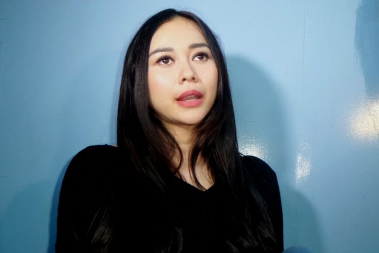Penyanyi yang juga artis peran Aura Kasih usai menjadi bintang tamu di sebuah acara televisi di kawasan Tendean, Jakarta Selatan, Selasa (7/11/2017).
