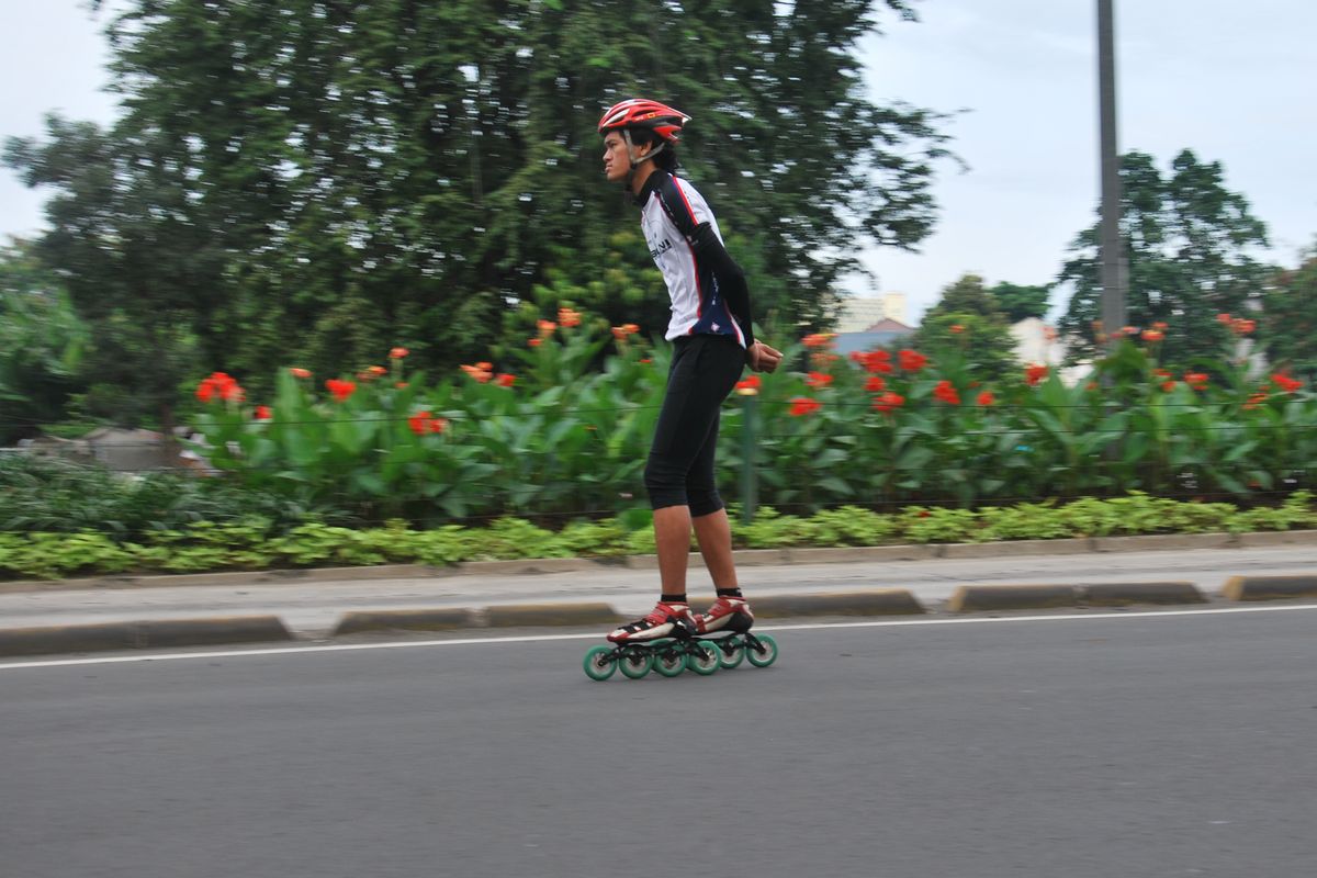 Seorang pria bermain roller blade saat car freed day di Jakarta. Foto diambil pada 2011.