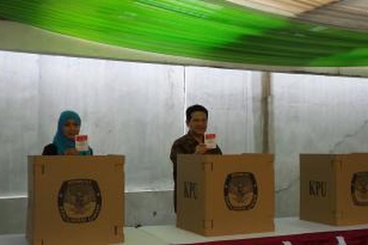 Ketua Komisi Pemilihan Umum (KPU) menggunakan hak pilihnya di TPS 21, Pejaten Barat, Jakarta Selatan, Rabu (9/7/2014). 