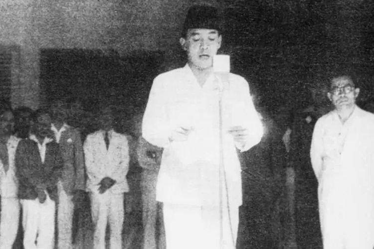 Presiden pertama RI, Sukarno, membacakan teks proklamasi kemerdekaan Indonesia pada 17 Agustus 1945.