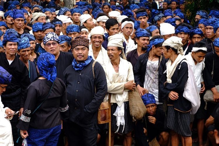 Seba diikuti oleh Baduy Dalam dan Baduy Luar. Baduy Dalam mengenakan pakaian serba putih, dan Baduy Luar mengenakan pakaian hitam dan ikat kepala biru.