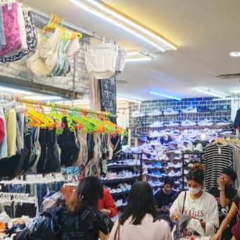 Ibu-ibu dan perempuan muda sedang memilih bra bekas impor yang diobral di Pasar Tanah Abang, Selasa (10/3/2026).