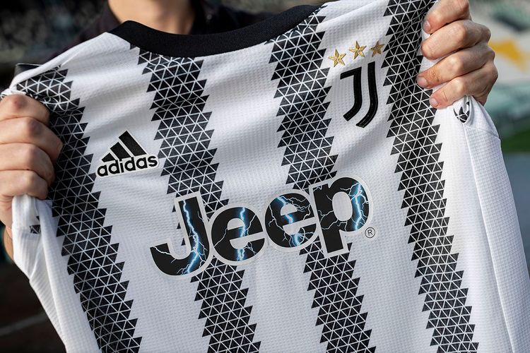 Tampilan depan jersey kandang Juventus untuk musim 2022/2023.