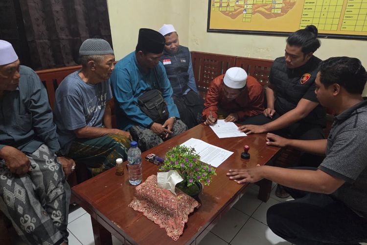 Pelaku pungli di Bangsring Underwater saat menandatangani pernyataan di kantor polisi. 