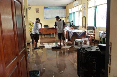 Siswa dan Guru di Situbondo Bahu-membahu Bersihkan Sekolah yang Terendam Banjir