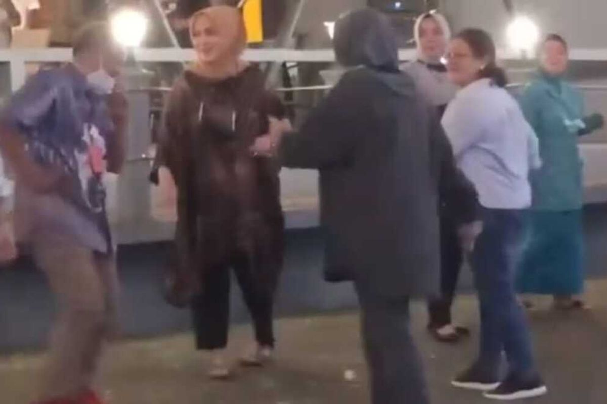 IStri gubernur Maluku, Widya Murad Ismail berjoget bersama sejumlah ostri pejabat lainnya tanpa menggunakan masker di depan kafe Maluku yang berada di komplek Islamic Center Ambon.