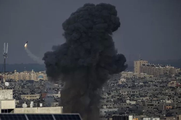 Serangan udara Israel ke Gaza, setelah kelompok Hamas melancarkan serangan udara mendadak ke Israel pada Sabtu (7/10/2023).