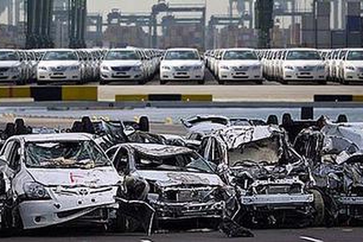 Atas, mobil baru Toyota di  yang akan diekspor dan bawah mobil yang rusak diterjang tsunami di pelabuhan Sendai