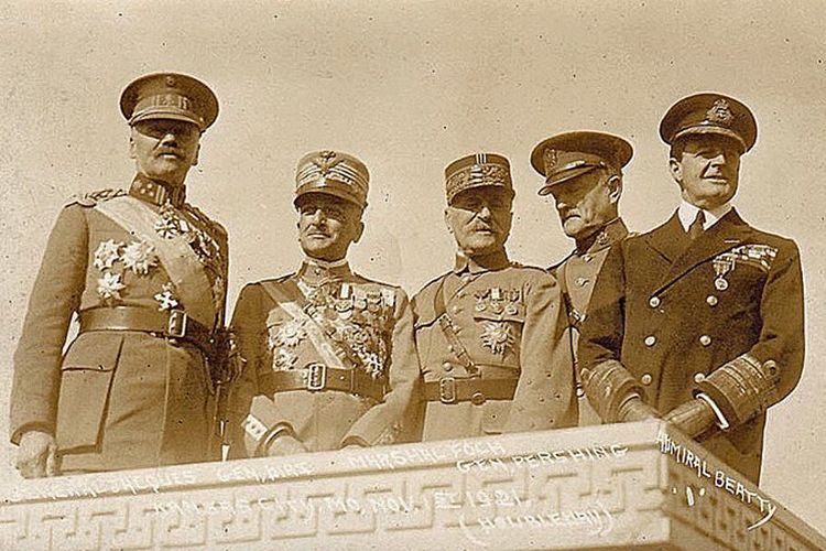 Para pemimpin militer Blok Sekutu Perang Dunia I: Alphonse Jacques de Dixmude (Belgia), Armando Diaz (Italia), Ferdinand Foch (Perancis), John J. Pershing (Amerika Serikat), dan David Beatty (Inggris).