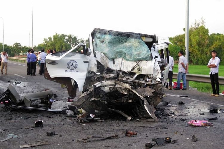 Beginilah kondisi minibus yang mengangkut seorang pengantin dan rombongan keluarganya usai bertabrakan dengan sebuah truk di sebuah jalan raya menuju kota Bihn Dihn, Vietnam.