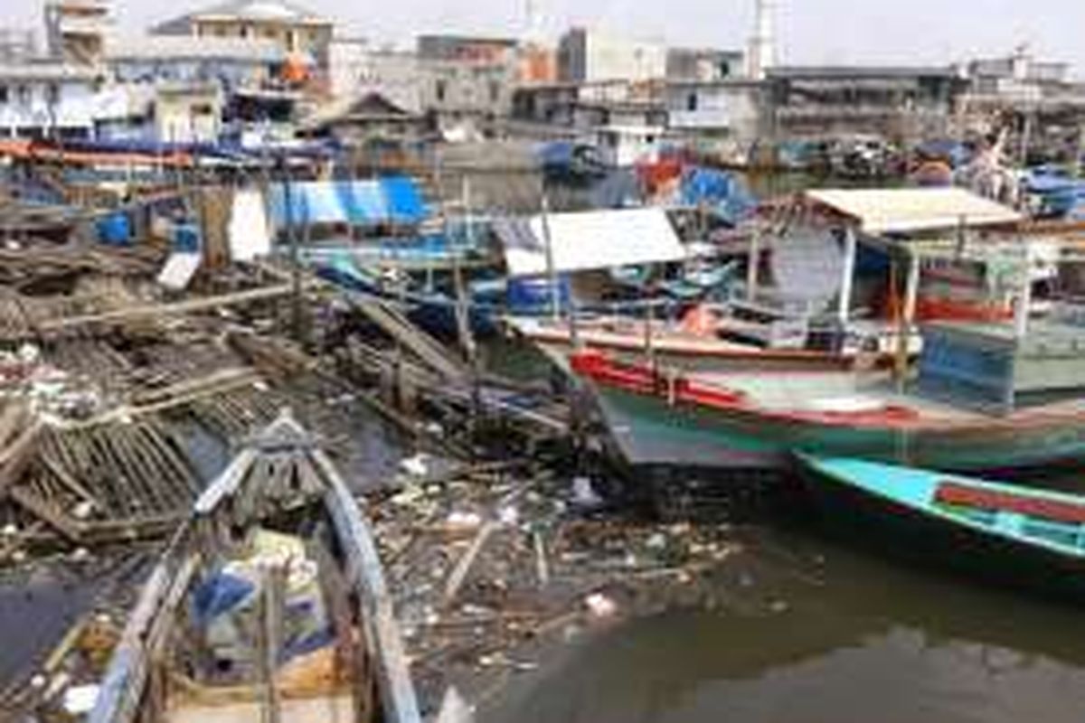 Warga Pasar Ikan, Penjaringan, Jakarta Utara, yang tinggal di atas perahu harus hidup dikelilingi tumpukan sampah. Foto diambil Rabu (20/4/2016).