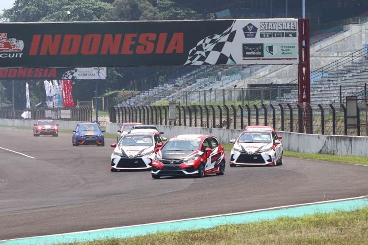 Pebalap Honda Racing Indonesia, Alvin Bahar (depan), saat membalap pada seri keempat Indonesian Sentul Series of Motorsport (ISSOM) di Sirkuit Internasional Sentul, Bogor, Jawa Barat, akhir pekan lalu.