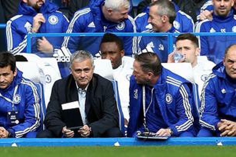 Jose Mourinho di antara staf kepelatihan Chelsea saat duduk di bangku cadangan Stamford Bridge. 