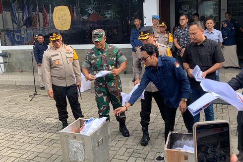 Sehari Jelang Pemilu, KPU Jakarta Utara Musnahkan Ratusan Surat Suara Tidak Sah