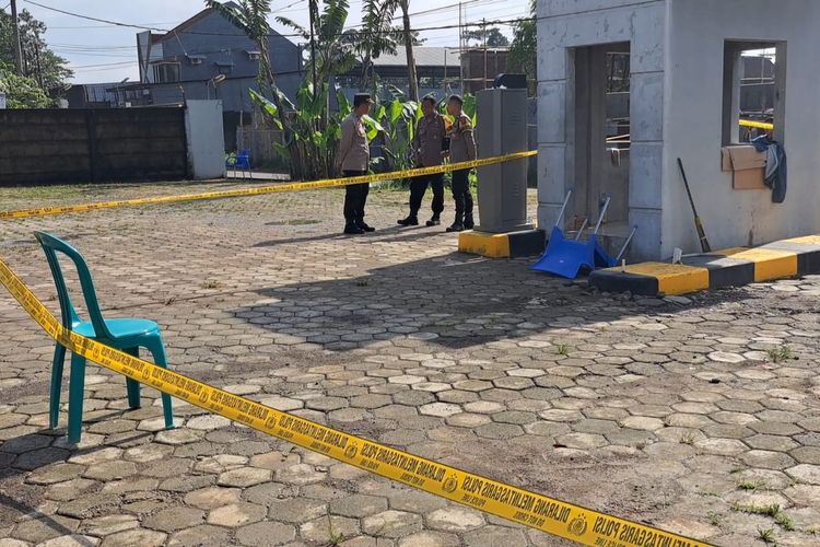 Polisi berjaga di lokasi penembakan di Hotel Braga, Purwokerto, Kabupaten Banyumas, Jawa Tengah, Sabtu (27/4/2024).