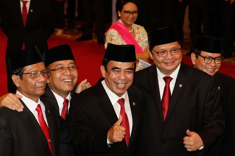 Menteri Koordinator Politik Hukum dan Keamanan, Mahfud MD, Menteri Sekretaris Negara, Pratikno, Menteri Agama, Fachrul Razi, Menteri Koordinator Perekonomian, Airlangga Hartarto, dan Sekretaris Kabinet, Pramono Anung (kiri ke kanan) saat pelantikan menteri-menteri Kabinet Indonesia Maju di Istana Negara, Jakarta, Rabu (23/10/2019). Presiden RI Joko Widodo mengumumkan dan melantik menteri-menteri Kabinet Indonesia Maju dan kepala badan setingkat menteri.