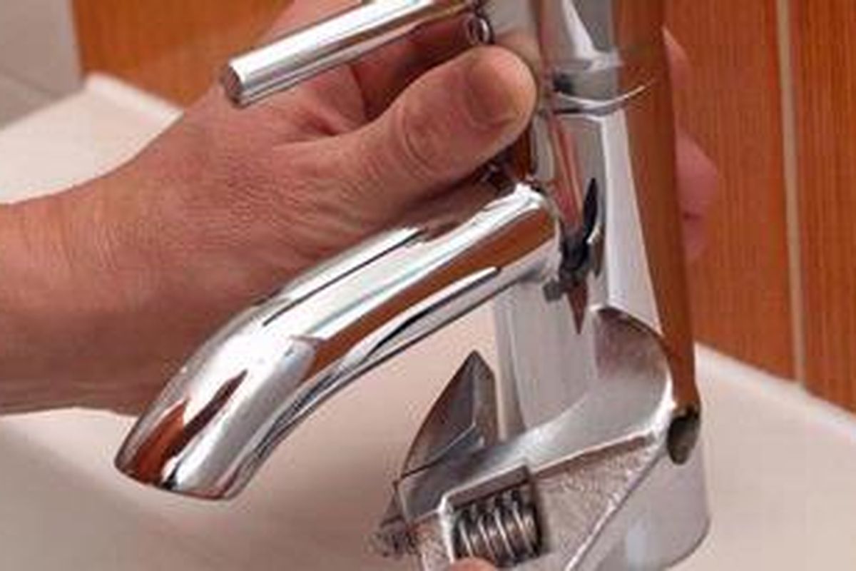 Anda dapat membuka komponen keran satu persatu. Bersihkan yang memungkinkan menjadi masalah, seperti butiran pasir halus.