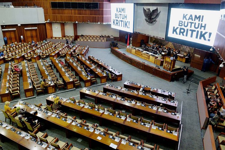 Kursi Kosong di Paripurna Pansus Angket KPK - Deretan kursi kosong mewarnai jalannya Rapat Paripurna ke-18 masa persidangan III tahun sidang 2017-2018 yang membahas mengenai laporan Panitia Angket DPR RI tentang Pelaksanaan Tugas dan Kewenangan Komisi Pemberantasan Korupsi (Pansus Hak Angket KPK) di Kompleks Parlemen, Senayan, Jakarta, Rabu (14/2). Panitia Angket merekomendasikan pembentukan lembaga pengawas independen terkait aspek kelembagaan.

Kompas/Wawan H Prabowo (WAK)
14-02-2018