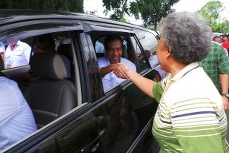 Bakal capres PDI Perjuangan Joko Widodo bersalaman dengan warga Manado, Sulawesi Utara, Sabtu (10/5/2014).