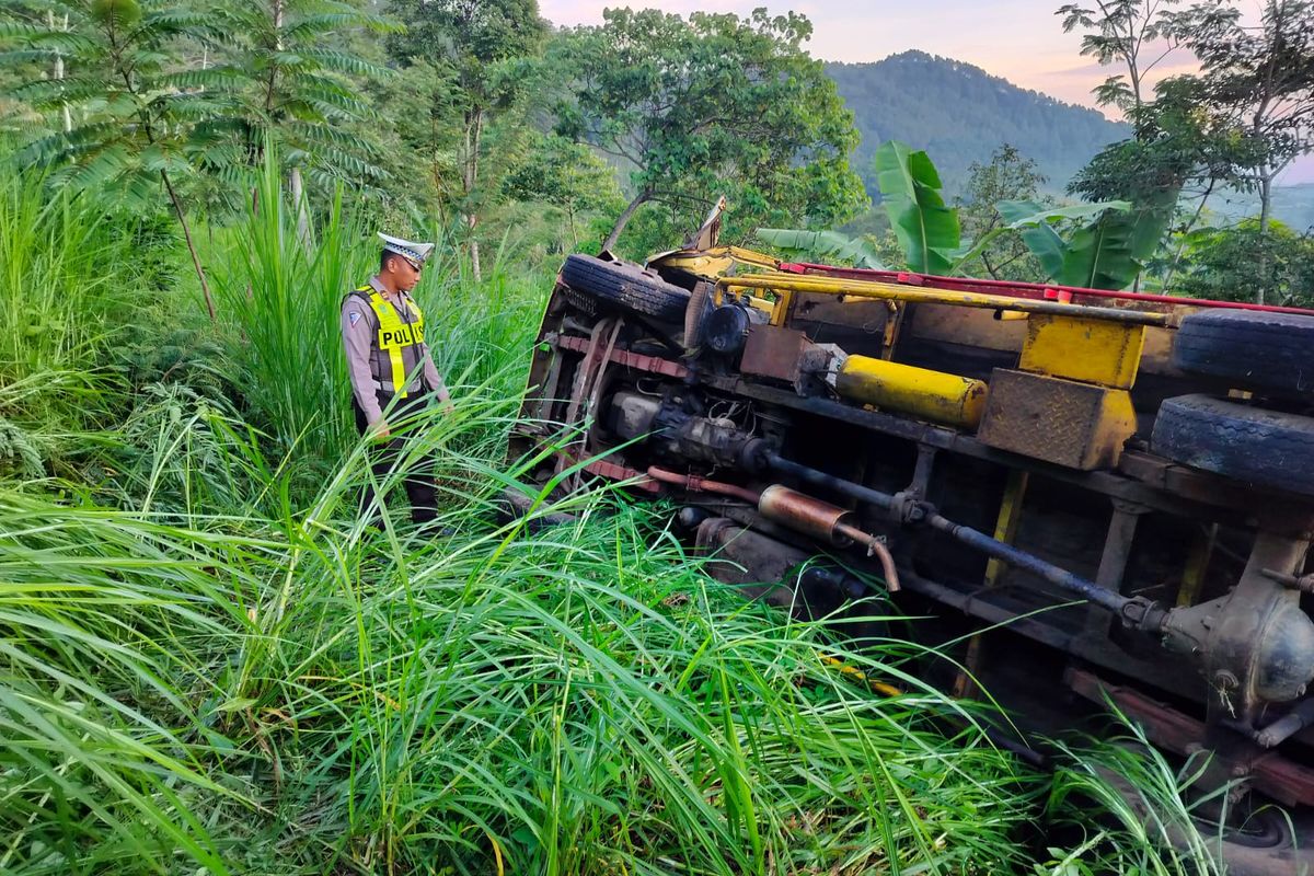 Anggota kepolisian saat melakukan olah TKP kecelakaan truk di kawasan bukit Tunggangan, Desa Tlogosari, Kecamatan Tutur, Kabupaten Pasuruan, Minggu (25/2/2024) dini hari.