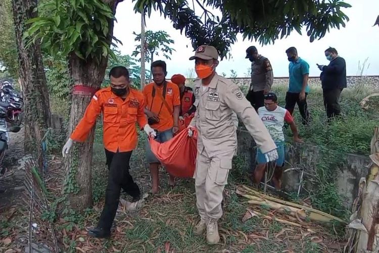 Tim mengevaluasi jasad korban pesepeda yang tewas tertabrak Kereta Api Singsari tujuan Pasar Senen-Blitar di Kota Madiun, Jawa Timur, Rabu (5/10/2022). 