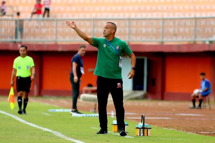 Pelatih Madura United Fabio Lefundes memberi instruksi pemain saat pertandingan pekan ke-27 Liga 1 2022-2023 melawan Persija Jakarta yang berakhir dengan skor 0-0 di Stadion Gelora Ratu Pamelingan Pamekasan, Minggu (26/2/2023) sore.