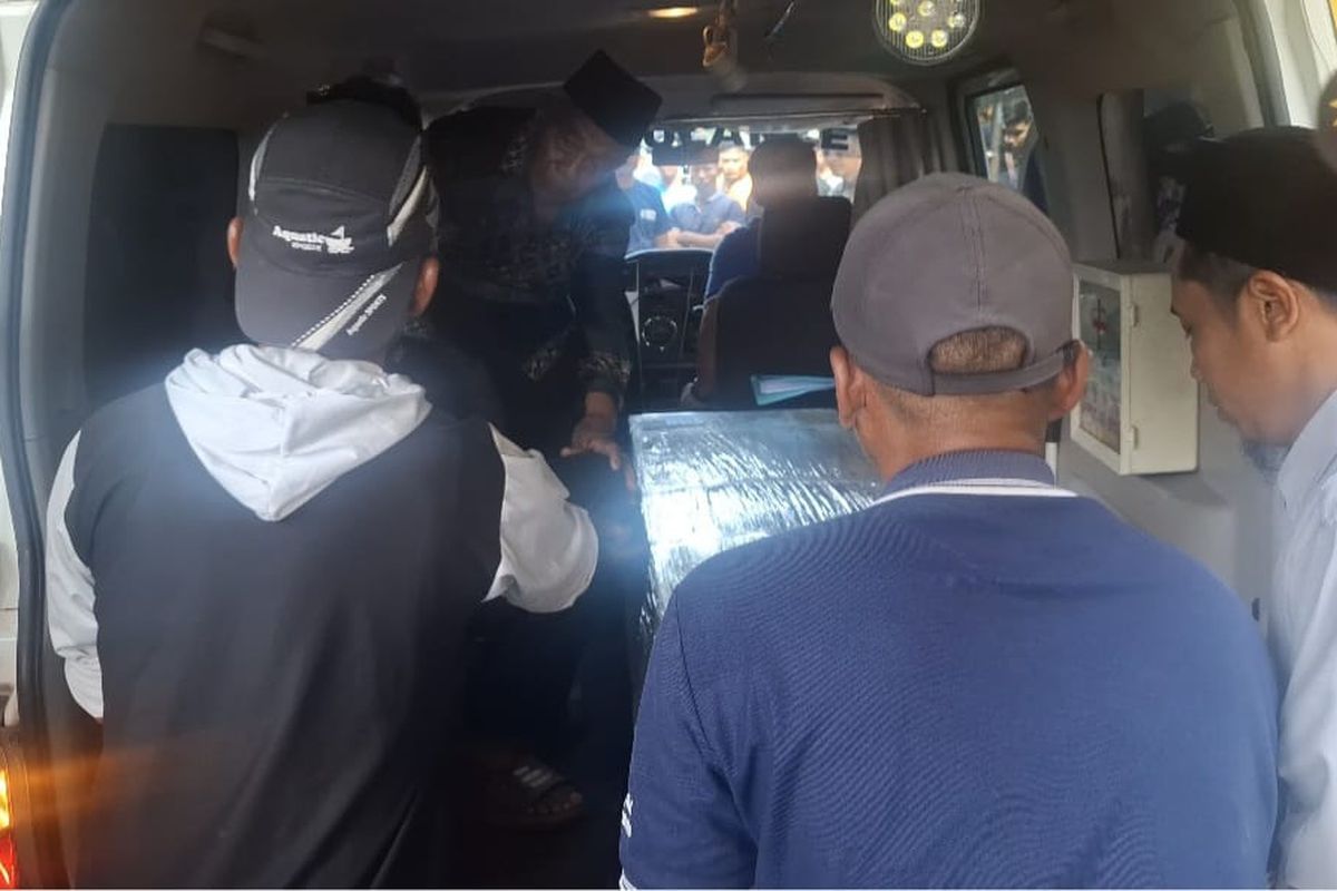 Jenazah BA (30), pekerja migran yang meninggal di Korea Selatan saat tiba di rumah duka di Desa Sukoharjo, Kecamatan Plemahan, Kabupaten Kediri, Jawa Timur, Kamis(3/7/2025).