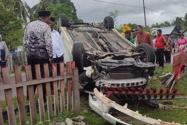 Sebuah mobil Toyota Yaris terbalik di tikungan Desa Lamahang, Kecamatan Waplau, Kabupaten Buru, Maluku, Kamis sore (17/7/2022)
