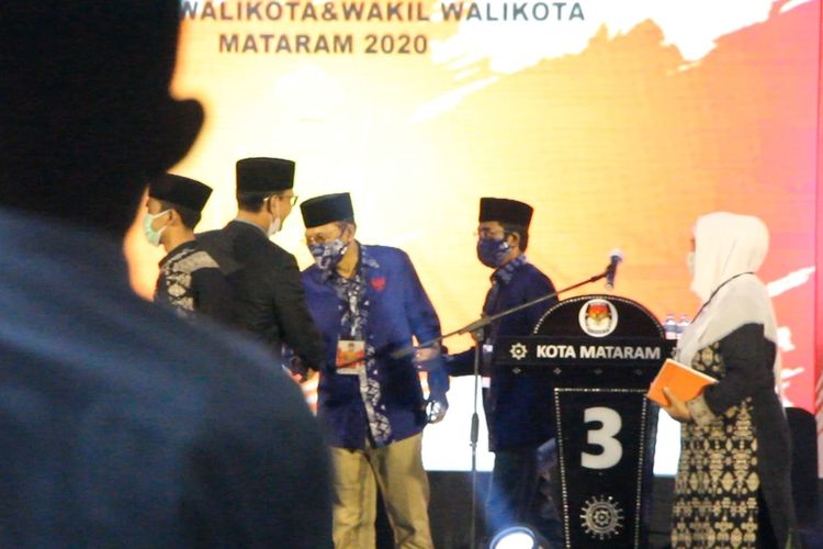 Sejumlah paslon wali kota dan wakil wali kota Mataram terlihat bersalaman usai debat publik Pilkada Mataram, Kamis (29/10/2020) malam. 
