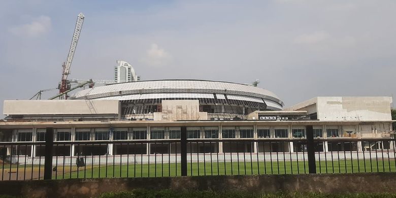 Indoor Multifunction Stadium (IMS) di Kompleks Gelora Bung Karno (GBK), Jakarta, masuk ke tahap topping-off (tutup atap) dan diresmikan Presiden Joko Widodo pada Jumat (13/1/2023).