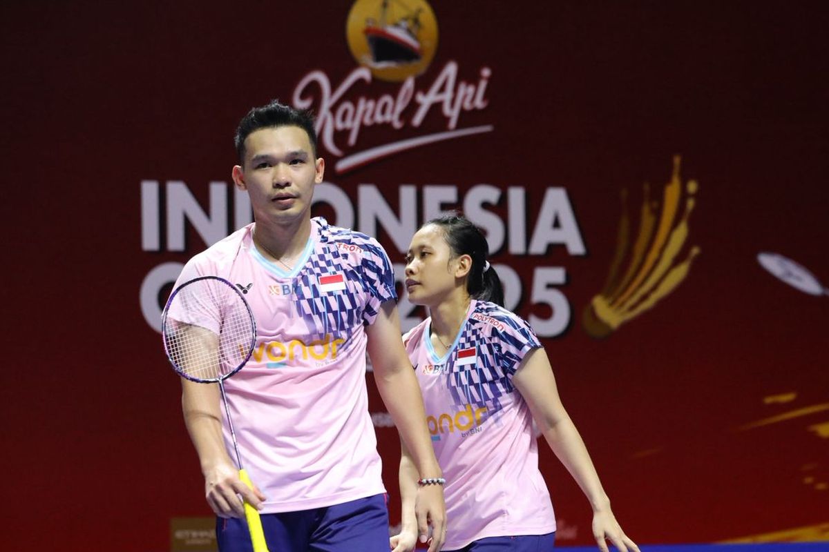Rinov Rivaldy/Pitha Haningtyas Mentari saat bertanding pada babak pertama Indonesia Open 2025 di Istora Senayan, Jakarta, Selasa (3/6/2025).