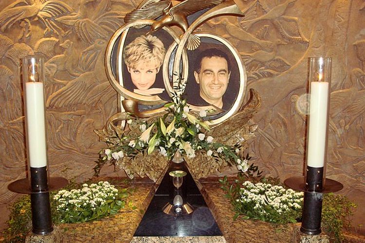 Salah satu dari dua peringatan untuk Lady Diana dan Dodi Al-Fayed di Department Store Harrods di Lonton.