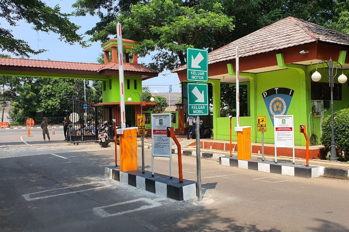 Salah satu palang pintu otomatis yang sedang dibangun untuk akses keluar-masuk kendaraan di kantor Pemerintah Kota Bekasi yang berada di akses masuk Jalan Juanda, Bekasi Selatan, Kota Bekasi.