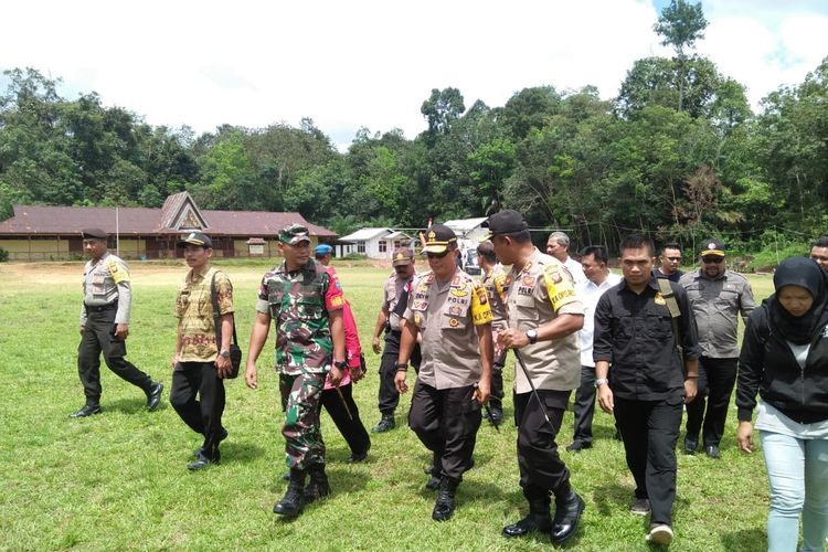 Kapolda Kalbar Irjen Pol Didi Haryono meninjau pelaksanaan pemungutan suara ulang dan lanjutan di salah TPS di Kalbar, Kamis (25/4/2019).