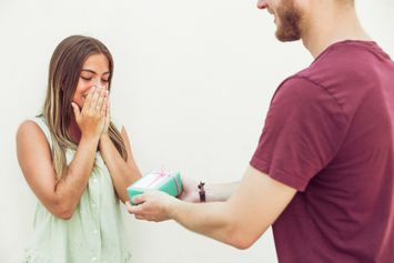 7 Rekomendasi Hadiah Ulang Tahun untuk Pacar yang Berkesan