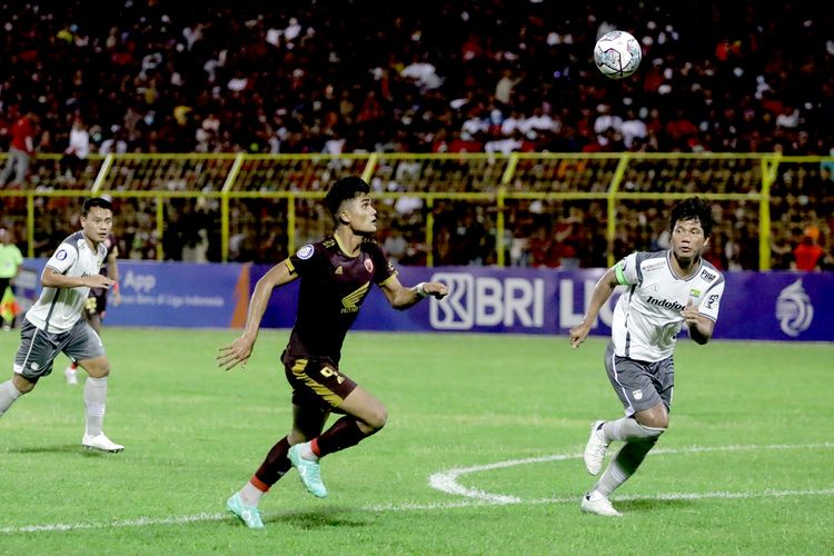 Pemain PSM Makassar Ramadhan Sananta dan pemain Persib Bandung Ahmad Jupriyanto berlari mengejar bola saat pertandingan pekan ke-7 Liga 1 2022-2023 yang berakhir dengan skor 5-1 di Stadion Gelora BJ Habibie Pare-pare, Senin (29/8/2022) malam.